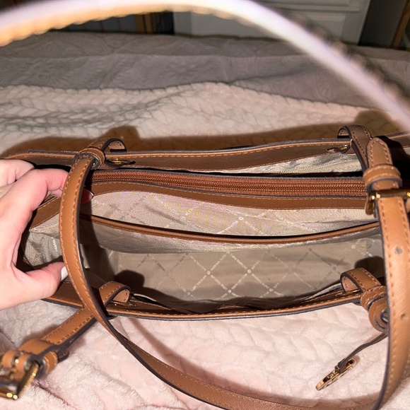 Michael Kors Medium Walsh Multifunction Tote in Vanilla - Picture 8 of 10